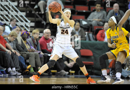 Seattle, WA, USA. 3. März 2017. OSU Point guard Sydney Wiese (24) in Aktion während einer PAC12 Frauen-Turnier-Spiel zwischen der Oregon State Beavers und die Cal-Bären. Gespielt wurde in der Key Arena in Seattle, WA. Jeff Halstead/CSM/Alamy Live-Nachrichten Stockfoto