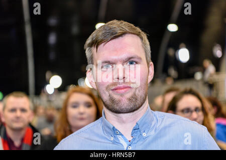 Belfast, Nordirland. 03 Mar 2017 - Northern Ireland Assembly Wahl. Gerry Carroll (Menschen vor Profit) behält seine West Belfast Sitz. Stockfoto