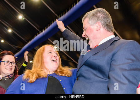 Belfast, Nordirland. 03 Mar 2017 - Northern Ireland Assembly Wahl. Naomi Lang (Allianz) auf die erste Zählung gewählt wird, und feiert mit ihrem Ehemann, Belfast Stadtrat Michael Lang. Stockfoto