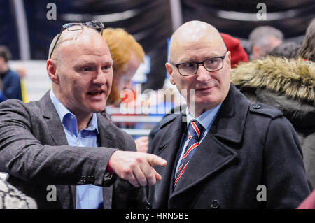 Belfast, Nordirland. 03 Mar 2017 - Northern Ireland Assembly Wahl. Sinn Feins Paul Maskey mit Billy Hutchinson Progressive Unionist Party's. Stockfoto