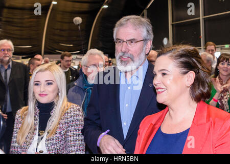 Belfast, Nordirland. 03 Mar 2017 - Northern Ireland Assembly Wahl. Gerry Adams, Mary Lou McDonald begleiten Órlaithí Flynn. Stockfoto