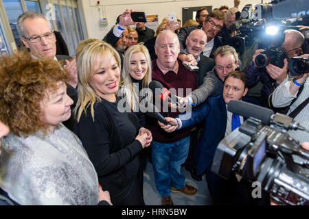 Belfast, Nordirland. 03 Mar 2017 - Northern Ireland Assembly Wahl. Sinn Feins Michelle O'Neill wird interviewt, nachdem sie Mitte der Ulster Wahlkreis Tops. Stockfoto