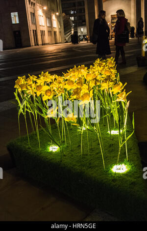 Marie Curie, die Great Daffodil Appeal and Garden of Light Installation der Krebshilfe auf dem Paternoster Square, London, Großbritannien Stockfoto