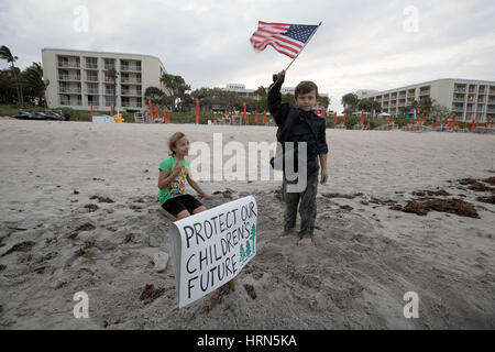 Palm Beach, Florida, USA. 3. März 2017. Jolene Greene, 8, und ihr Bruder David Greene, 6, trat es Mutter Kayte Greene, der Loxahatchee außerhalb das Four Seasons Resort zu protestieren, wo Präsident Donald Trump für einen Vortrag in Palm Beach, Florida am 3. März 2017 geplant war. Bildnachweis: Allen Eyestone/The Palm Beach Post/ZUMA Draht/Alamy Live-Nachrichten Stockfoto