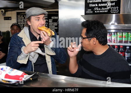 Philadelphia, PA, USA. 3. März 2017. Dax Shepard und Michael Peña abgebildet auf Jims Steaks auf Südstraße Käse Steaks an Fans verschenkt, feiert die Veröffentlichung von CHIPS in den Kinos am Freitag, den 24. März. in Philadelphia, Pa am 3. März 2017 *** Haus Fotograf *** Credit: Sterne-Shooter/Medien Punch/Alamy Live-Nachrichten Stockfoto