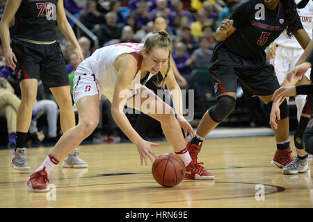 Seattle, WA, USA. 3. März 2017. Stanfords Alanna Smith (11) versucht, Besitz des Balles während einer PAC12 Frauen-Turnier-Spiel zwischen die Washington State Cougars und Stanford Cardinal zu gewinnen. Gespielt wurde in der Key Arena in Seattle, WA. Jeff Halstead/CSM/Alamy Live-Nachrichten Stockfoto