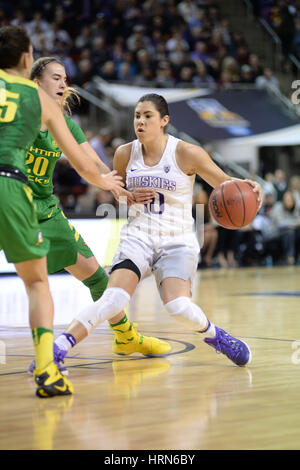 Seattle, WA, USA. 3. März 2017. UW-Punkt bewachen Kelsey Plum (10) Laufwerke auf den Reifen während einer PAC12 Frauen-Turnier-Spiel zwischen der Washington Huskies und die Oregon Ducks. Gespielt wurde in der Key Arena in Seattle, WA. Jeff Halstead/CSM/Alamy Live-Nachrichten Stockfoto