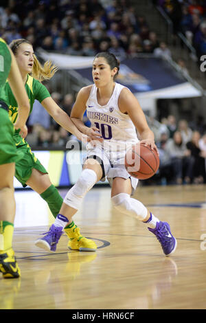 Seattle, WA, USA. 3. März 2017. UW-Punkt bewachen Kelsey Plum (10) Laufwerke auf den Reifen während einer PAC12 Frauen-Turnier-Spiel zwischen der Washington Huskies und die Oregon Ducks. Gespielt wurde in der Key Arena in Seattle, WA. Jeff Halstead/CSM/Alamy Live-Nachrichten Stockfoto