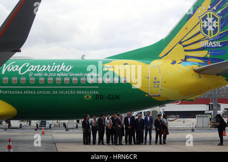 Sao Paulo, Brasilien. 3. März 2017. Der Trainer der brasilianischen Fußball-Nationalmannschaft, Adenor Leonardo Bacchi 'Tite"(C), stellt neben dem Team neue offizielle Flugzeug während einer Pressekonferenz am Congonhas Airport in Sao Paulo, Brasilien, am 3. März 2017. Bildnachweis: Rahel Patras/Xinhua/Alamy Live-Nachrichten Stockfoto