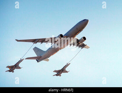 Melbourne, Melbourne, Australien. 3. März 2017. Ein C130 Cargo Flugzeug Kraftstoffe zwei f-18 Kämpfer Düsen bei der Australian International Aerospace und Defence-Ausstellung auf dem Avalon Flugplatz, südwestlich von Melbourne, Australien am 3. März 2017. Bildnachweis: Qing Gui/Xinhua/Alamy Live-Nachrichten Stockfoto