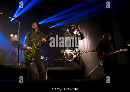 Wrexham, UK. 4. April 2017. Ricky Warwick, Scott Gorham und Damon Johnson von Black StarRider treten bei William Aston Hall, Wrexham, UK. Kredit Ceridwen Hughes/Alamy Live-Nachrichten Stockfoto