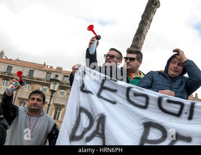 Rom, Italien. 2. März 2017. Drittel der Fischer-Protest-Tag in Rom, mit Delegationen aus ganz Italien gegen das Gesetz 154 zu protestieren, dass die Sanktionen in der Fischereiordnung zu stärken. Bildnachweis: Patrizia Cortellessa/Pacific Press/Alamy Live-Nachrichten Stockfoto