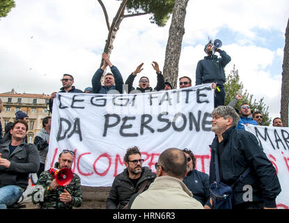 Rom, Italien. 2. März 2017. Drittel der Fischer-Protest-Tag in Rom, mit Delegationen aus ganz Italien gegen das Gesetz 154 zu protestieren, dass die Sanktionen in der Fischereiordnung zu stärken. Bildnachweis: Patrizia Cortellessa/Pacific Press/Alamy Live-Nachrichten Stockfoto