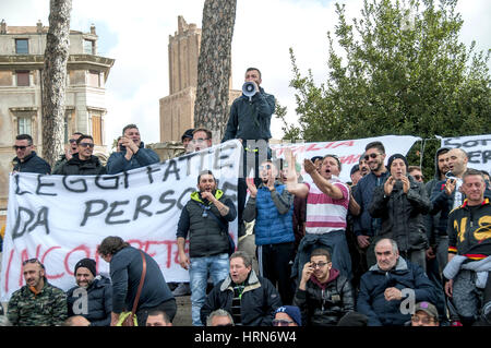 Rom, Italien. 2. März 2017. Drittel der Fischer-Protest-Tag in Rom, mit Delegationen aus ganz Italien gegen das Gesetz 154 zu protestieren, dass die Sanktionen in der Fischereiordnung zu stärken. Bildnachweis: Patrizia Cortellessa/Pacific Press/Alamy Live-Nachrichten Stockfoto