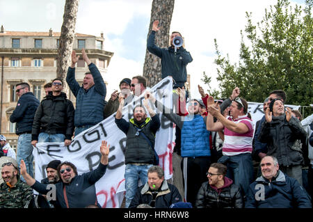 Rom, Italien. 2. März 2017. Drittel der Fischer-Protest-Tag in Rom, mit Delegationen aus ganz Italien gegen das Gesetz 154 zu protestieren, dass die Sanktionen in der Fischereiordnung zu stärken. Bildnachweis: Patrizia Cortellessa/Pacific Press/Alamy Live-Nachrichten Stockfoto