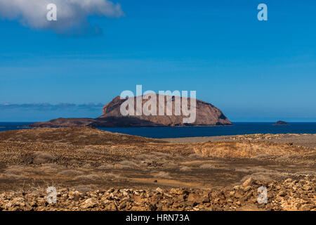 Blick vom Baja de Los Conchas in Isla Graciosa auf Isla de Montana Clara, Kanarische Inseln, Spanien Stockfoto