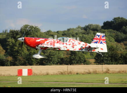 Mark Jefferies, eines der weltweit führenden Kunstflug Display Piloten landen nach seiner Anzeige an Old Warden in seiner globalen Stars Extra 330. Stockfoto