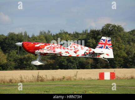 Mark Jefferies, eines der weltweit führenden Kunstflug Display Piloten landen nach seiner Anzeige an Old Warden in seiner globalen Stars Extra 330. Stockfoto