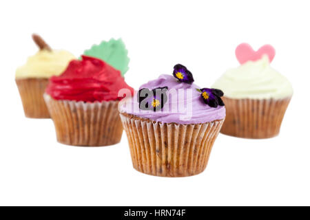 Handgemachte dekorierten Cupcakes isoliert auf weißem Hintergrund Stockfoto