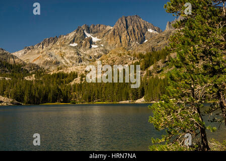 Banner Peak und Mount Ritter über Schatten See, Sierra Nevada, Ansel Adams Wilderness, Kalifornien, USA Stockfoto