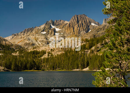 Banner Peak und Mount Ritter über Schatten See, Sierra Nevada, Ansel Adams Wilderness, Kalifornien, USA Stockfoto