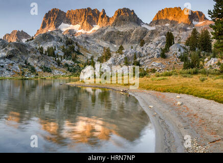 Minarette über Ediza See bei Sonnenaufgang, Sierra Nevada, Ansel Adams Wilderness, Kalifornien, USA Stockfoto