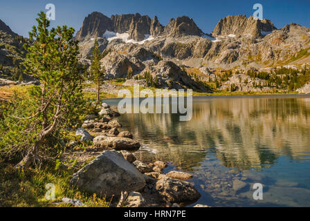 Minarette über Ediza See, Sierra Nevada, Ansel Adams Wilderness, Kalifornien, USA Stockfoto