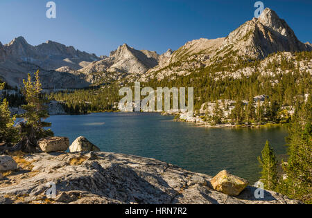 Blue Lake im Becken von Sabrina, Mount Thompson auf Links, Evolution Region, John Muir Wilderness, östliche Sierra Nevada, Kalifornien, USA Stockfoto