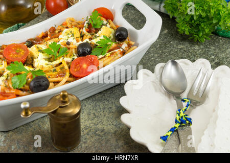 Gebratene Nudeln mit Cherry-Tomaten in einem tiefen Teller Stockfoto