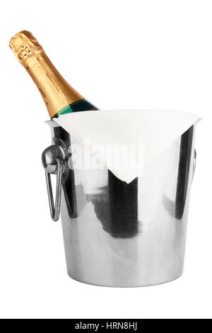 Flasche Sekt in einem Eiskübel isoliert auf weiss Stockfoto
