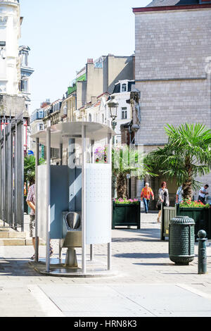 Sehr öffentliche Toiletten in Brüssel, Belgien. Stockfoto