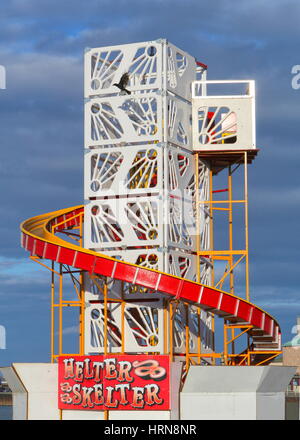 Strand-Helter-Skelter vor blauem Himmel in Weymouth, Dorset Stockfoto