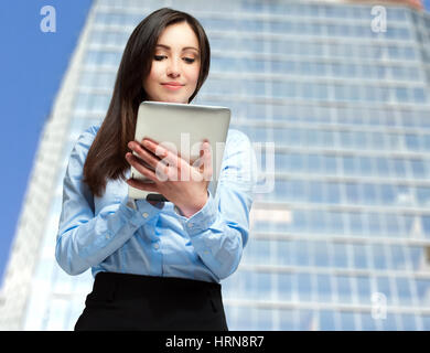 Frau mit einem digitalen tablet Stockfoto