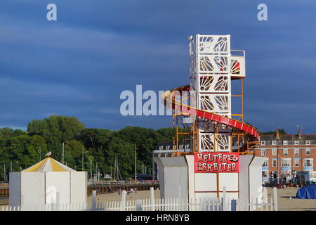 Strand-Helter-Skelter vor blauem Himmel in Weymouth, Dorset Stockfoto