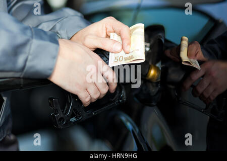 Ein Auto an der Tankstelle tanken Stockfoto