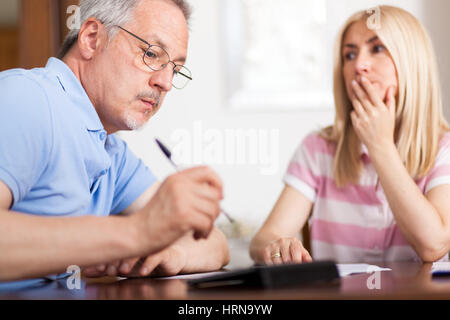 Älteres Paar, ihre Rechnungen zu Hause arbeiten Stockfoto
