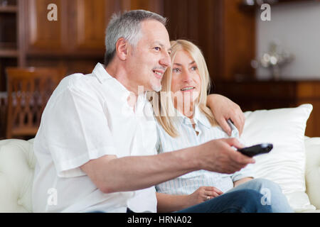 Älteres Paar im Sofa sitzen und Fernsehen Stockfoto