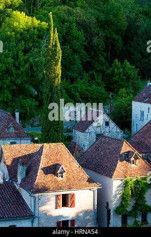 Am Abend Sonnenlicht über mittelalterliche Stadt von Saint-Cirq-Lapopie, Midi-Pyrenäen, Frankreich Stockfoto