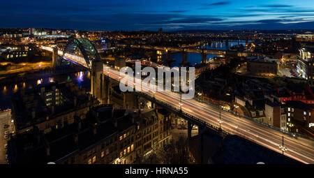 Einen Blick in der Abenddämmerung des Newcastle Brücken und Kai in Newcastle Upon Tyne mit Blick auf Gateshead Stockfoto