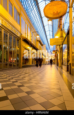 Abend im Passage Jouffroy - b. 1845, Paris, Frankreich Stockfoto