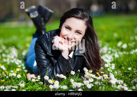 Schöne Frau im Gras liegend Stockfoto