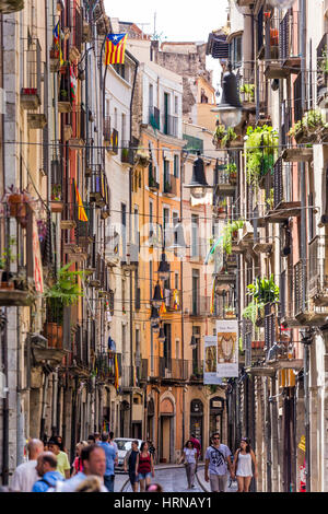 Schmalen Balkon gefüllt Straße, Barri Vell Old Quarter, Girona, Spanien Stockfoto