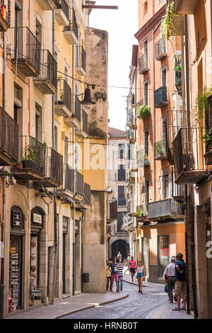 Schmalen Balkon gefüllt Straße, Barri Vell Old Quarter, Girona, Spanien Stockfoto