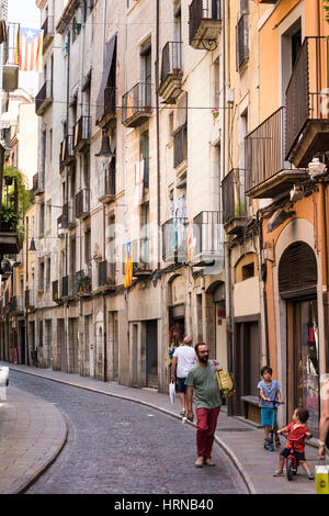 Schmalen Balkon gefüllt Straße, Barri Vell Old Quarter, Girona, Spanien Stockfoto