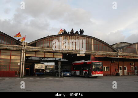 Arzano, Italien. 2. März 2017. Die Arbeiter des Reinigungsunternehmens induzierte CTP (Compagnia Trasporti Pubblici) kletterte auf das Dach der Speicherbus Arzano (Napoli), extreme Maßnahmen, in Form von Protest fordert Maßnahmen gegen Stellenabbau droht. Bildnachweis: Salvatore Esposito/Pacific Press/Alamy Live-Nachrichten Stockfoto