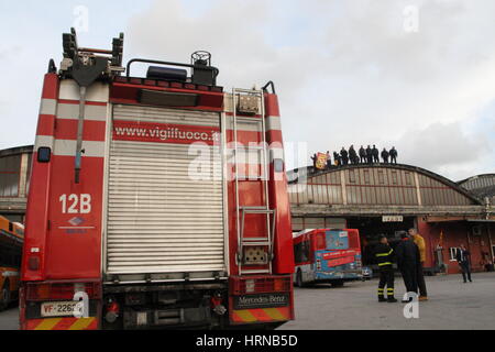 Arzano, Italien. 2. März 2017. Die Arbeiter des Reinigungsunternehmens induzierte CTP (Compagnia Trasporti Pubblici) kletterte auf das Dach der Speicherbus Arzano (Napoli), extreme Maßnahmen, in Form von Protest fordert Maßnahmen gegen Stellenabbau droht. Bildnachweis: Salvatore Esposito/Pacific Press/Alamy Live-Nachrichten Stockfoto