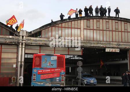 Arzano, Italien. 2. März 2017. Die Arbeiter des Reinigungsunternehmens induzierte CTP (Compagnia Trasporti Pubblici) kletterte auf das Dach der Speicherbus Arzano (Napoli), extreme Maßnahmen, in Form von Protest fordert Maßnahmen gegen Stellenabbau droht. Bildnachweis: Salvatore Esposito/Pacific Press/Alamy Live-Nachrichten Stockfoto