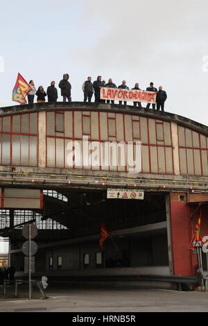 Arzano, Italien. 2. März 2017. Die Arbeiter des Reinigungsunternehmens induzierte CTP (Compagnia Trasporti Pubblici) kletterte auf das Dach der Speicherbus Arzano (Napoli), extreme Maßnahmen, in Form von Protest fordert Maßnahmen gegen Stellenabbau droht. Bildnachweis: Salvatore Esposito/Pacific Press/Alamy Live-Nachrichten Stockfoto