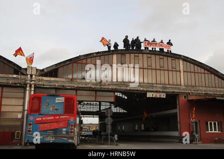 Arzano, Italien. 2. März 2017. Die Arbeiter des Reinigungsunternehmens induzierte CTP (Compagnia Trasporti Pubblici) kletterte auf das Dach der Speicherbus Arzano (Napoli), extreme Maßnahmen, in Form von Protest fordert Maßnahmen gegen Stellenabbau droht. Bildnachweis: Salvatore Esposito/Pacific Press/Alamy Live-Nachrichten Stockfoto