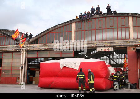 Arzano, Italien. 2. März 2017. Die Arbeiter des Reinigungsunternehmens induzierte CTP (Compagnia Trasporti Pubblici) kletterte auf das Dach der Speicherbus Arzano (Napoli), extreme Maßnahmen, in Form von Protest fordert Maßnahmen gegen Stellenabbau droht. Bildnachweis: Salvatore Esposito/Pacific Press/Alamy Live-Nachrichten Stockfoto